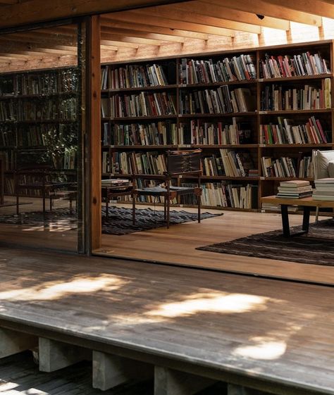 Japanese Shelves, Cabin Library, Japanese Library, Open Space Living Room, Long House, Modern Cabin, Home Library, Studio Space, Residential Design