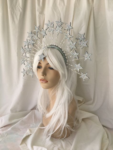 #star #headpiece #headdress #burningman #silver #cosplay #edc #dubstep #festival #gothic #hedylamarr #MardiGras #Louisiana PamzyLove.com Winged Headpiece, Star Headpiece, Costumes 2023, Star Costume, Headpiece Diy, Feather Headpiece, Burning Man, Silver Stars, Belly Dance