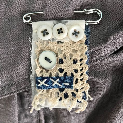 Brooch Fabric, Kilt Pin Brooches, Fiber Art Jewelry, Safety Pin Brooch, Fabric Brooch, Kilt Pin, Fiber Jewelry, Textile Jewelry, Button Crafts