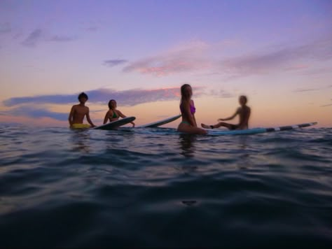 surfing aesthetic summer friends Friends Surfing Aesthetic, Surfing With Friends Aesthetic, Surfing Friends, Friends Surfing, Surfer Friend Group, Malibu Surfing, Surfer Friends, Surfing With Friends, Surf Crush Aesthetic