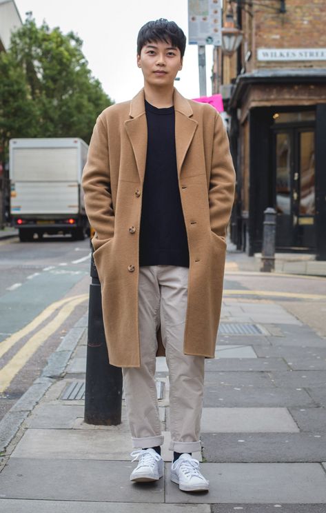 Hoseong #beige #clothing #outerwear #fashion #streetfashion #photograph #gentleman #overcoat #coat #snapshot Beige Overcoat Men Outfit Korean, Beige Overcoat Men Outfit, Beige Coat Outfit Winter, Camel Coat Men, Beige Coat Outfit, Men's Street Style Photography, Beige Clothing, Europe 2023, Long Coat Men