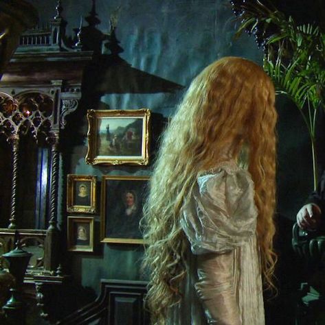 Edith Cushing, Fairytale Hair, Mia Wasikowska, Gothic Novel, Crimson Peak, Gothic Romance, Socially Awkward, Poses References, Victorian Gothic