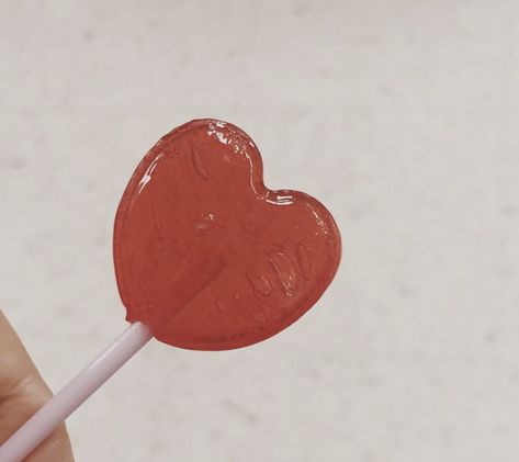 heart shaped lollipop Cute Heart Shaped Things, Heart Shaped Objects, Heart Lollipop Aesthetic, Lolipop Aethestic, Heart Shaped Pupils, Heart Objects, Heart Shaped Things, Red Heart Lollipop, Heart Sucker