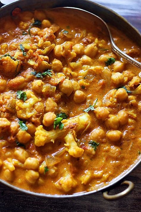 Chickpea Cauliflower curry Cauliflower Soup Crockpot, Soup Recipes Cauliflower, Instant Pot Cauliflower Soup, Vegan Stews, High Protein Soup, Instant Pot Cauliflower, Curry With Chickpeas, Cauliflower And Chickpea Curry, Veg Gravy