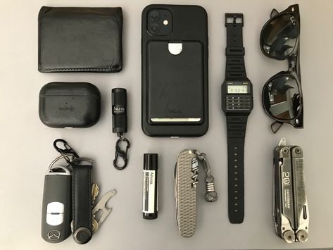 Whats In My Bag Men, Men’s Essentials, Men Essentials Man Stuff, Men’s Accessories, Apple Gadgets Iphone, Men Essentials, Edc Essentials, Everyday Bag Essentials, Everyday Carry Bag