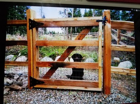 For the dogies Split Rail Fence Gate, Diy Dog Fence, Wood Fence Gates, Split Rail Fence, Pallet Fence, Diy Fence, Front Yard Fence, Rail Fence, Farm Fence