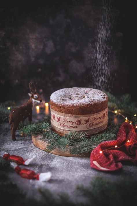 Panettone Plum Cake Photography Ideas, Christmas Plum Cake Photography, Christmas Cake Photoshoot, Plum Cake Photography, Christmas Asthetics, Festive Photography, Christmas Food Photography, Christmas Pastries, Birthday Cake For Husband