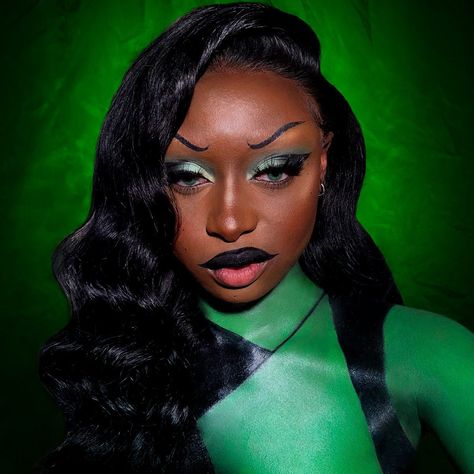 Shego Lipstick Look, Halloween Makeup Ideas Black Women, Shego Lips, She Go Costume, Shego Makeup, Halloween Costumes Black Hair, Evil Eye Makeup, Shego Halloween Costume, Kim Possible Halloween Costume