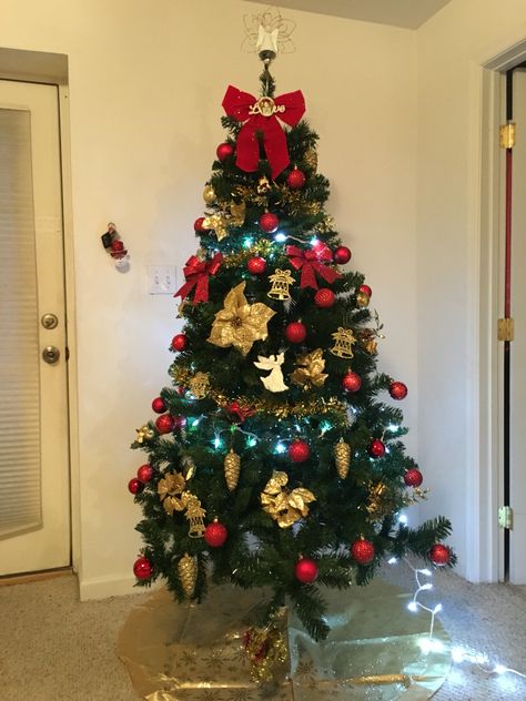 Red, golden - Christmas tree Christmas Tree Decorating Themes, Golden Christmas, Tree Decorating, Decorating Themes, Tree Decorations, Christmas Decorations, Christmas Tree, Holiday Decor, Christmas