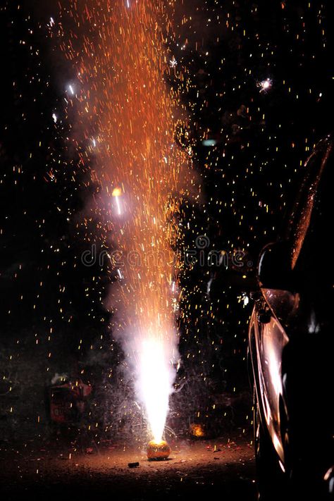 Diwali Crackers Firecracker, Diwali Celebration Pictures, Firecrackers Aesthetic, Diwali Firecrackers, Crackers Video, Firecracker Crackers, Firecrackers Fireworks, Christmas Minute To Win It, Crackers Images