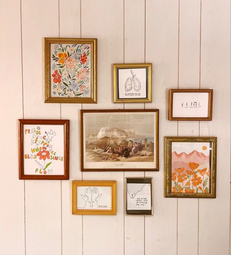 vintage thrifty golden frame collage Picture Frames Bedroom Wall, Gold Picture Frame Collage, Vintage Picture Frame Collage, Collage Over Bed, Frame Collage Wall Bedroom, Wall Art Collage Ideas Bedroom, Mismatch Frames Wall Decor, Gold Photo Frames Wall, Room Collage Wall