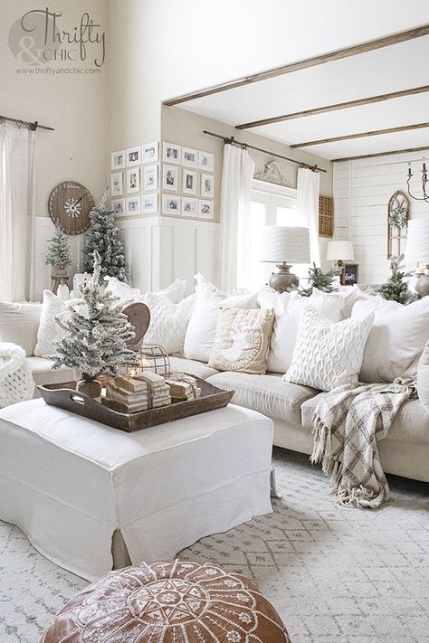 Cream And White Christmas Decor, White And Beige Christmas Decor, Christmas Theme Living Room, Cozy Living Room Christmas, White Christmas Throw Pillows, Christmas Decor Living Room, Winter Living Room Decor, Living Room Christmas Decor, Room Christmas Decor