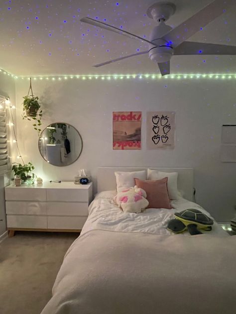 Small Bedroom Ideas Led Lights, Bedroom Inspirations Teenage Small Room, Bedroom Inspo Minimalist Pink, Room Ideas Pink Minimalist, Bedroom Ideas For Small Rooms Led Lights, Teen Girl Room Inspo 2023, Small Room Ideas Aesthetic Simple, Cute Teen Girl Bedroom Ideas Aesthetic, Light Pink And White Bedroom Aesthetic