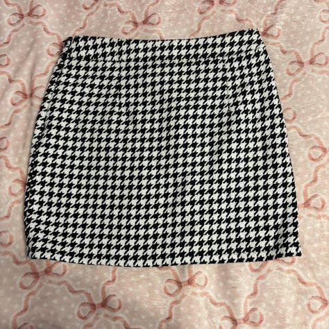 Houndstooth skirt 
From SHEIN 
Size small
Black and white
Has a zipper on the side Houndstooth Skirt, On The Side, Women's Skirt, Womens Bottoms, Womens Skirt, Women Accessories, Zipper, Black And White, Skirt