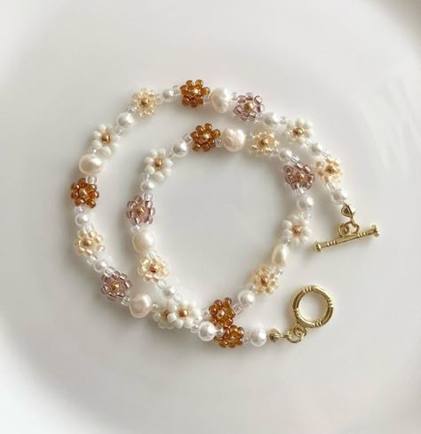 Cute Jewelry Beaded, Bead Bracelet Ideas Words, Jewelry Accessories Handmade, Beads Accessories Ideas, Beaded Accessories Ideas, Cute Gift Ideas Diy, Beads Necklace Design, Bracelet Beads Ideas, Beaded Bracelet Designs