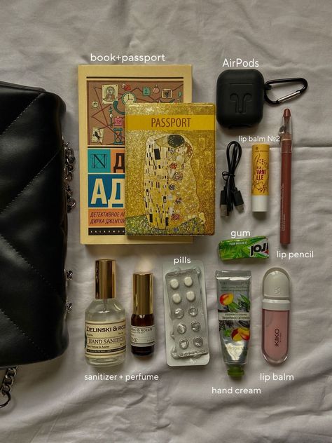 Everyday Bag Essentials, What's In My Purse, Inside My Bag, Purse Essentials, Handbag Essentials, Girls Tote, In My Bag, What In My Bag, Inside Bag