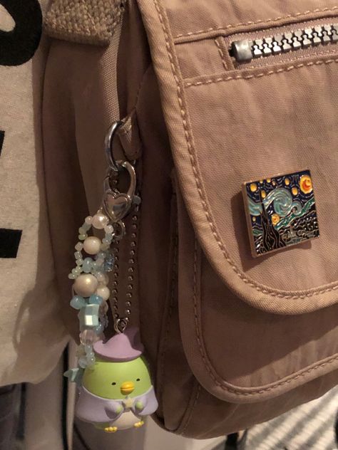 Bag Accessories Keychain, Sanrio Core, Inside My Bag, Bag Keychain, Bag Pins, What In My Bag, Dessin Adorable, Cute Keychain, Essential Bag