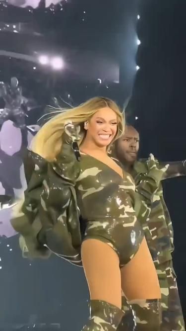 Beyonce Singing, Beyoncé Outfits, Santa Jokes, Beyonce Performance, Beyonce Pictures, Singer Aesthetic, F1 Girl, Bee Beyonce, Blue Ivy Carter