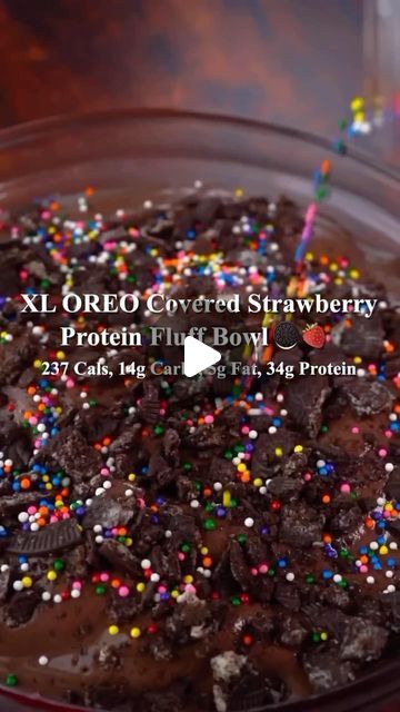 High Protein Recipes for Muscles on Instagram: "🍫🍓 237 Cal XL OREO Covered Strawberry Protein Fluff Bowl😊 By @theflexibledietinglifestyle 

*Disclaimer! This is A LOT of volume! Lol better bring a big appetite!  This was the recipe I would use years ago during the deep depths of my cuts when my appetite was CRAZY!

✅ Macros for the WHOLE Bowl w/out Toppings: 237 Cals, 14g Carbs, 5g Fat, 34g Protein

✳️ Ingredients for Jello:
2 Boxes Sugar Free Strawberry Jello Mix
2 Cups Boiling Water
2 Cups Cold Wate

✳️ Ingredients for OREO Protein Fluff:
¾ Cup (170ml) Unsweetened Almond Milk
30g Vanilla Whey/Casein Protein Powder (I use my brand aka @flex_brands aka the best protein for recipes in the game! “FDL” saves you 15%!)
15g Black Cocoa Powder
4g Sugar Free/Fat Free Chocolate Pudding Mix
5g Z Protein Fluff, Black Cocoa Powder, Whole Bowl, Protein Ingredients, Black Cocoa, Strawberry Protein, Casein Protein, Covered Strawberry, Big Appetite