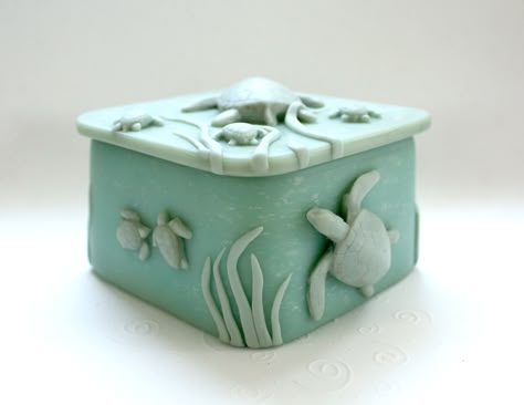 A side view of the Turtle box, handcrafted in polymer clay. Clay Box Ideas Aesthetic, Box Pottery Ideas, Slabs Box Ceramics Ideas, Ceramic Box Design, Clay Boxes With Lid Aesthetic, Clay Boxes With Lid Ideas, Air Dry Clay Box With Lid, Clay Slab Box Ideas, Box Clay Ideas