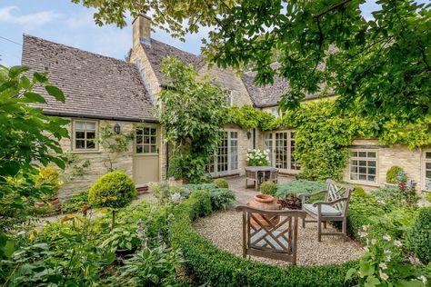 Crabtree cottage, Cirencester in Gloucestershire Old French Cottage, Sims Cottage, Cotswold Cottages, Whimsical Backyard, Cottage Style Bedroom, Cottage Extension, Cotswold Cottage, Cotswolds Cottage, Cottage Exterior