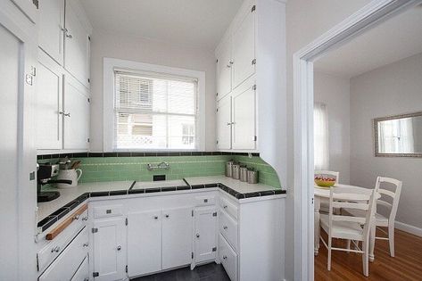 Cute Kitchen. 1933 renovated Small 1920s Kitchen, 1940s Home Decor Interior Design, 1920s Kitchen Remodel, 1930 Kitchen, 1930s Kitchen, 1920s Kitchen, Craftsman Kitchens, Vintage Kitchen Remodel, Vintage Style Kitchen