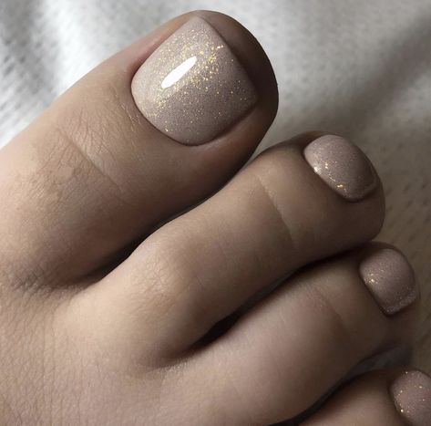 Neutral Toe Nails, Gold Toe Nails, Fall Toe Nails, Toenail Art, Fall Toes, Pedicure Colors, Toe Nail Color, Wedding Nail, Cream Nails