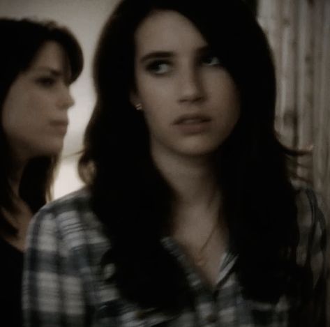 Emma Roberts Black Hair, Scream 3 Ghostface, Scream Jill Roberts, Jill Scream, Movie Pfp, Scream Wallpapers, Scream Aesthetic, Scream Characters, Jill Roberts