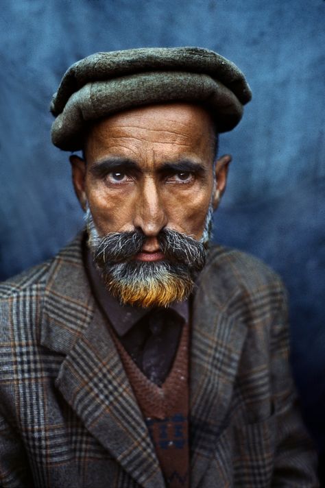 Steve Mccurry Portraits, Famous Portrait Photographers, Steve Mccurry Photos, People Street, Street People, Famous Portraits, Portrait Photography Tips, Trendy Photography, People Faces