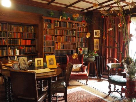 Library Goals, Wightwick Manor, Manor Bedroom, Manor House Interior, Victorian Library, Grand Mansion, Cosy Reading, Victorian Manor, Reading Corners