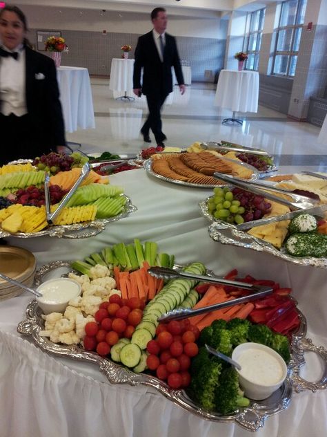 Fruit and vegetable platters with cheese Catering Table, Wedding Appetizers, Vegetable Tray, Vegetable Platter, Reception Food, Veggie Tray, Party Platters, Food Displays, Food Display