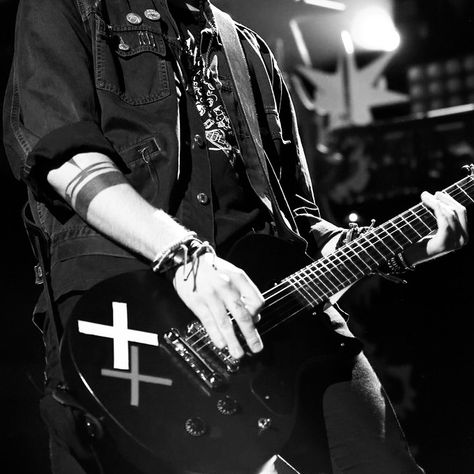 Rocker Astethic, Michaelcore Aesthetic, Guitar Aesthetic Black, Electric Guitar Aesthetic, Guitarist Aesthetic, Male Guitarist Aesthetic, Guitar Black Aesthetic, Black Electric Guitar Aesthetic, Electric Guitar Rock Aesthetic