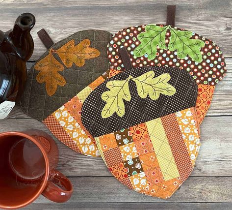 Acorn Potholder Pattern, Acorn Mug Rug Pattern, Fall Pot Holders Quilted, Seasonal Sewing Projects, Halloween Placemats Patterns, Fall Placemats Patterns, Pot Holders Diy Free Pattern, Acorn Coasters, Potholders To Sew Free Pattern