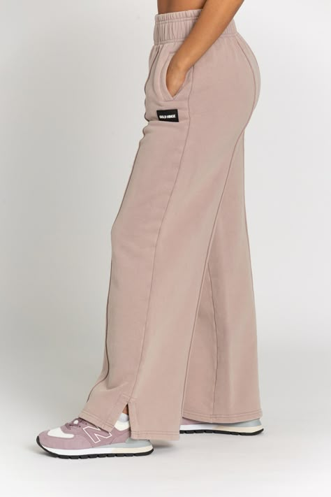 Fashionable and Comfortable Pants for  Women: Trendy, Versatile, and On-Trend Styles Wide Leg Sweats, Lounge Looks, Trendy Pants, Matching Sweatshirts, Baggy Clothes, Tennis Skirts, Exposed Seams, Stylish Pants, Pants For Men