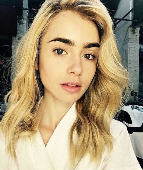 Blondie 💇💞 Lily Collins Blonde, Dark Brows, Tip Jar, Low Lights Hair, Joe Keery, Hair Color And Cut, Photo Makeup, Lily Collins, Cara Delevingne