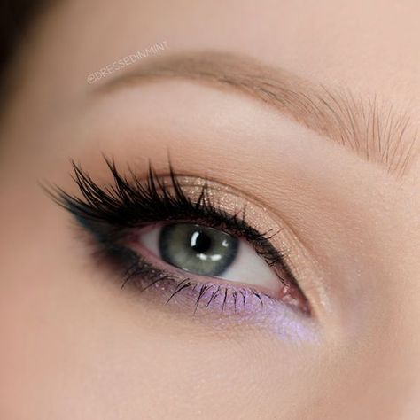 Make Up Looks For Purple Dresses, Makeup With Light Purple Dress, Light Purple Dress Makeup Ideas, Subtle Purple Makeup Looks, Purple Light Makeup, Light Makeup Purple, Subtle Pop Of Color Eye Makeup, Light Purple Eyeliner, Makeup Looks With Purple Dress