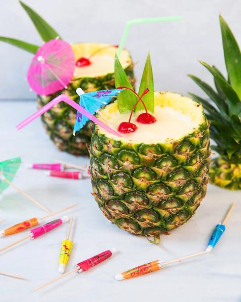 How to Make a Piña Colada - Best Frozen Piña Colada Recipe in a Pineapple Cup Easy Pina Colada Recipe, Frozen Pina Colada, Vegan Cocktails, Virgin Pina Colada, Pineapple Cup, Pina Colada Recipe, Pineapple Drinks, Pineapple Rum, Frozen Pineapple