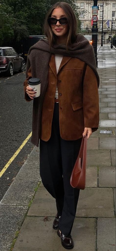 Street Style 2024 Winter Brown Suede Shirt Outfit, Scandinavian Fashion Winter 2024, Fall 2024 Street Style, Fall 24/25 Trends, Fall Street Style 2024, Fall Feminine Outfits, Brown Suede Jacket Outfit, Classic Fall Outfits, Suede Jacket Outfit