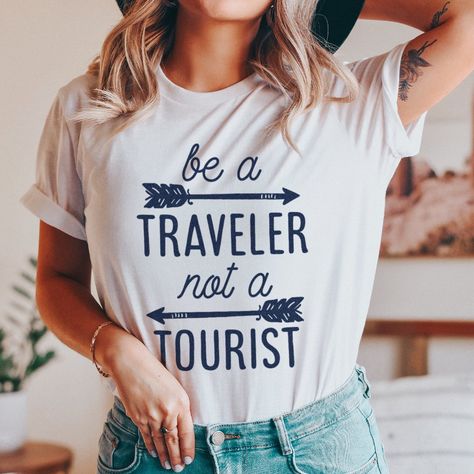 Be a Traveler Not a Tourist Typography Quote Tee Monoline Typography, Arrow Illustration, Cute Typography, T Shirts Design, Funny Shirts For Men, Quote Tees, Travel Design, Typography Quotes, Funny Shirts