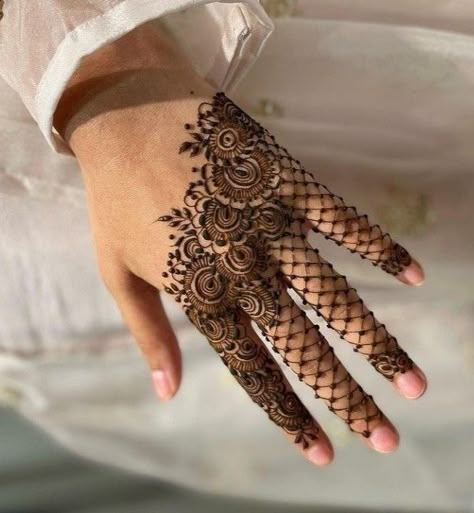 Henna Mehandi Unique, Arabic Henna Designs Back Hand, Henna Mehndi Designs, Mehndi Mehndi, Front Mehndi Design, Finger Henna Designs, Eid Henna, Arabic Henna, Simple Henna Tattoo