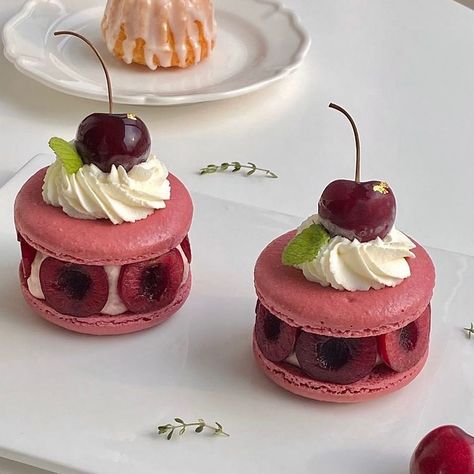 #cherries #macaroons #desserts Cute Desserts Aesthetic, Cute Desert, Cute Treats, Pastel Desserts, Wallpapers Desktop, Pretty Dessert, Cute Baking, A Potato, Fancy Desserts