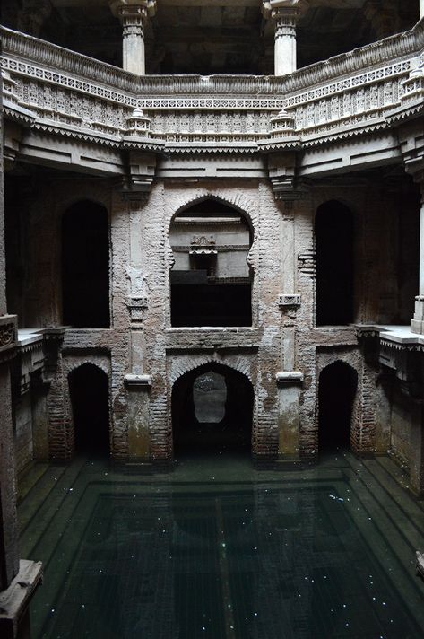 Castle Project, Palace Architecture, Ancient Indian Architecture, People Come And Go, Indian Architecture, Ancient Temples, Architecture Old, Ancient Architecture, Abandoned Places