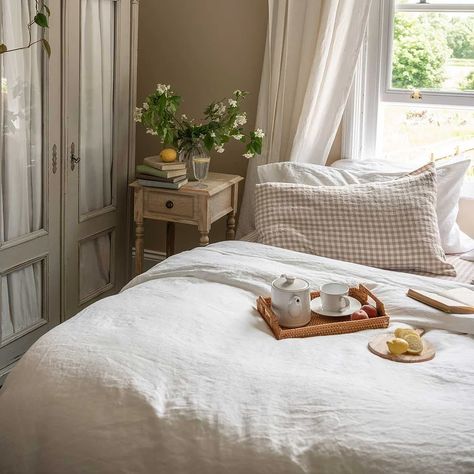 slow living weekend things. featuring our pure french flax linen bedding, “in the wild”. so good. #carefullycurated #interiordesign #homedecor #livebeautiful #liveinspired #whitehillhome