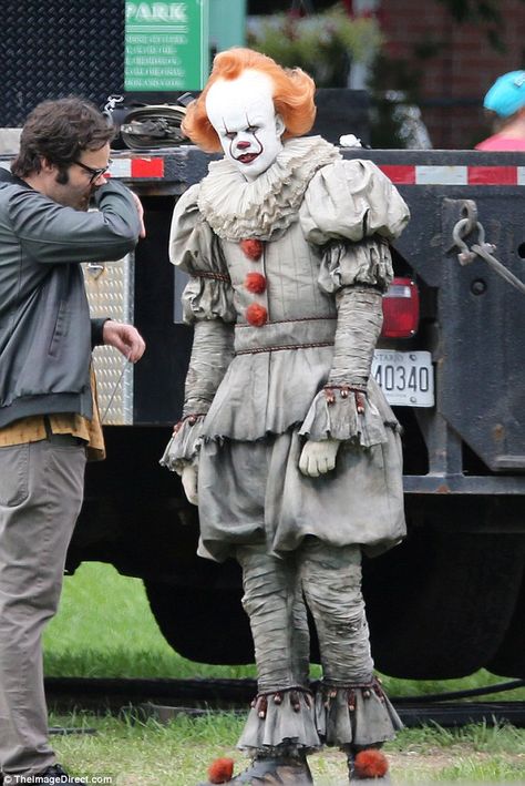 Es Pennywise, Bill Skarsgard Pennywise, Skarsgard Family, It Chapter Two, Pennywise The Clown, Pennywise The Dancing Clown, Bill Skarsgard, Horror Movie Art, Creepy Clown