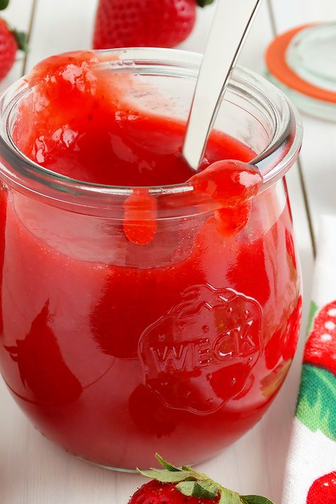 Dessert Sauce, Diy Desserts, Raspberry Sauce, Strawberry Flavor, Strawberry Sauce, Cake Fillings, Dessert Sauces, Syrup Recipe, Sweet Sauce