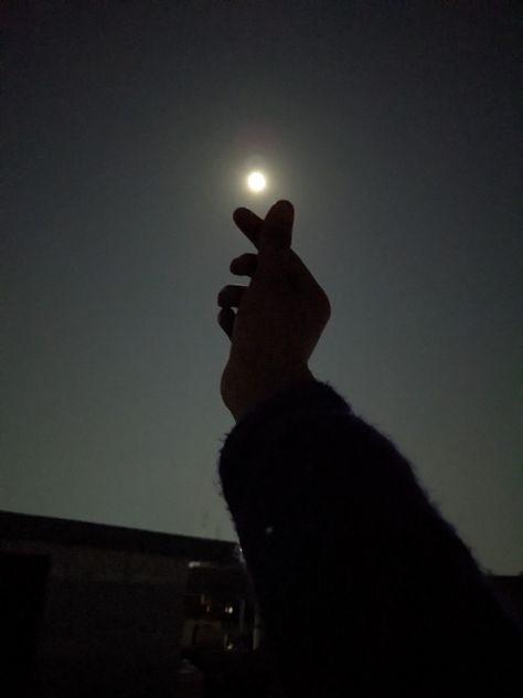 Asthetic moon photo Moon Hand Aesthetic, Hand Dp Pic, Asthic Picture Dp, Simple Dp For Whatsapp, Moon Dp For Whatsapp, Couple Watching Moon, Moon Dpz, Moon Profile Picture, Moon Dp