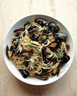 Shallots Recipe, Seafood Linguine, Spaghetti Vongole, Steamed Mussels, Mussels Recipe, Martha Stewart Recipes, Italian Pasta Dishes, Spaghetti Recipes, Italian Pasta