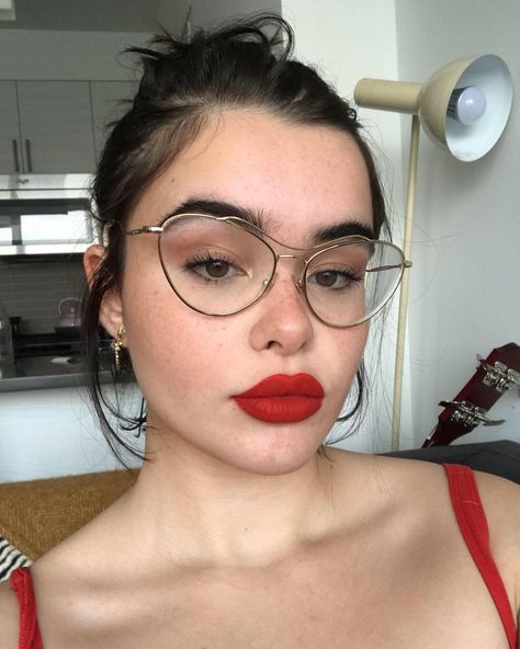 In Euphoria, Barbie Ferreira plays Kat, a high schooler with a secret online persona. But in real life, the actress and curve model has nothing to hide. As a Barbara Ferreira, Barbie Ferreira, Make Up Inspo, Red Lipstick, Grunge Hair, Curvy Girl Outfits, Glam Makeup, Aesthetic Makeup, Red Lips