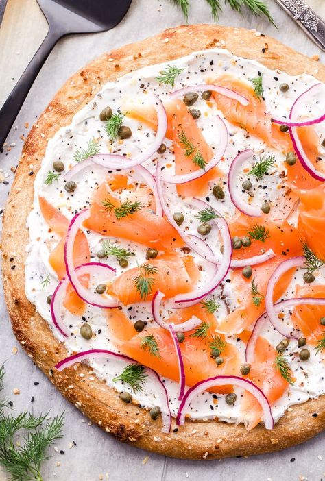 Everything Bagel and Lox Breakfast Pizza Lox Breakfast, Lox Recipe, Pizza Gourmet, Pizza Lasagna, Lox And Bagels, Breakfast Pizza Recipe, Gourmet Pizza, Breakfast And Brunch, Breakfast Pizza