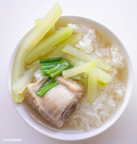 Vietnamese Pork Spare Rib Soup with Chayote (Canh Suon Nau Su Su) Vietnamese Cabbage Soup, Easy Vietnamese Dishes, Vietnamese Soup Recipe, Pork Rubs, Vicky Pham, Tender Pork Ribs, Winter Melon Soup, Rib Soup, Vietnamese Recipe